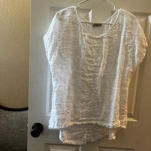 White short sleeve top with buttons on back xl